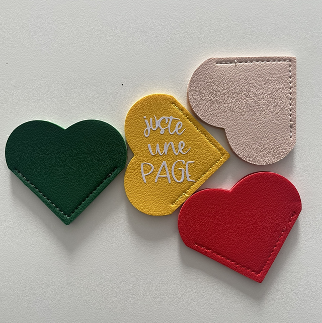 Marque page rouge “cœur en cuir” personnalisable 