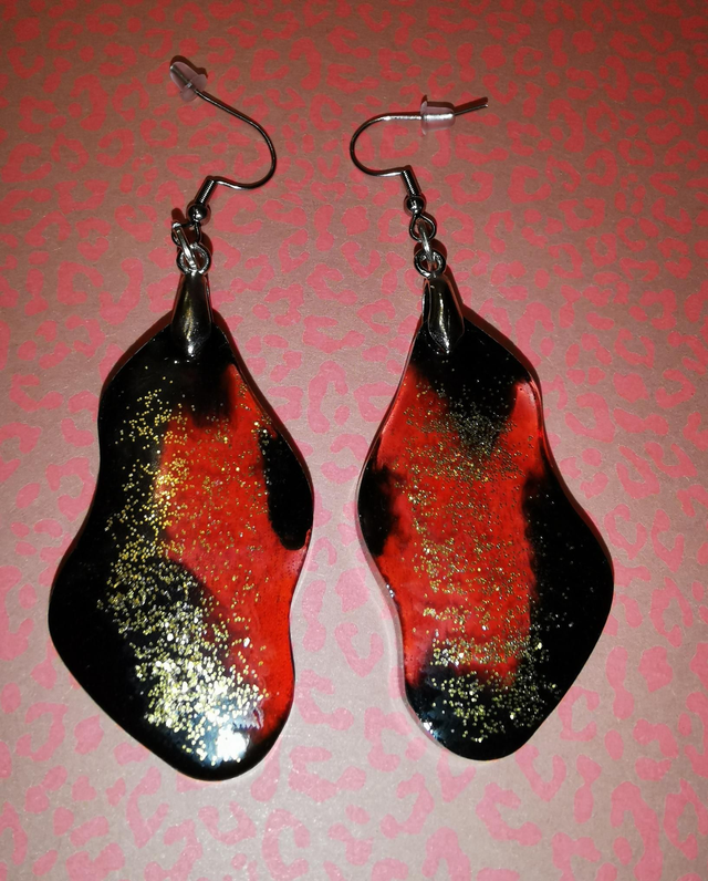 Boucles d&#039;oreilles rouges et noires 