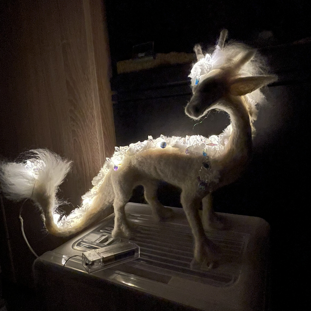 Kristaldraak wit met lichtjes