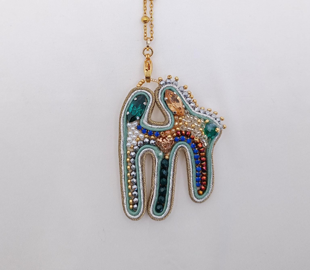 Collana con ciondolo/ spilla