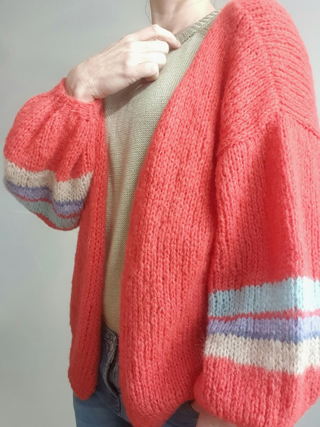 Handgebreid luxe damesvest in alpaca en zijde met ballonmouw