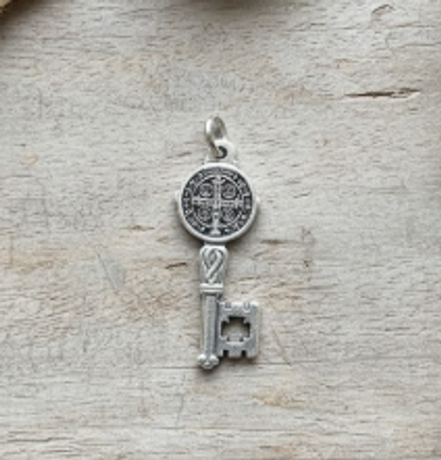 Llave de San Benito – Metal Baño Plata 24 mm