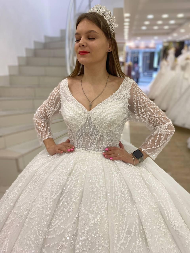 Robe de Mariée Princesse Blanche avec Paillettes Manches longues Col V / Réf : RMP38