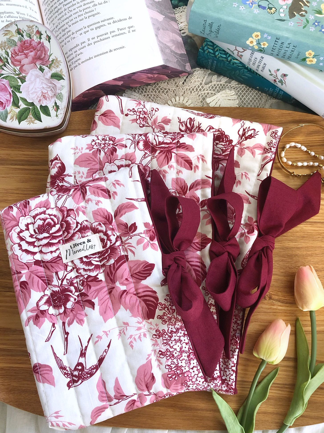 Pochette à livres en coton matelassé Philomèle rouge - ouverture latérale avec nœud