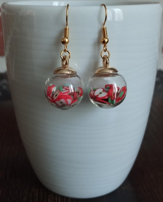 🍏 Boucles d’oreilles artisanales en verre – Petite pomme à l’intérieur 🍏