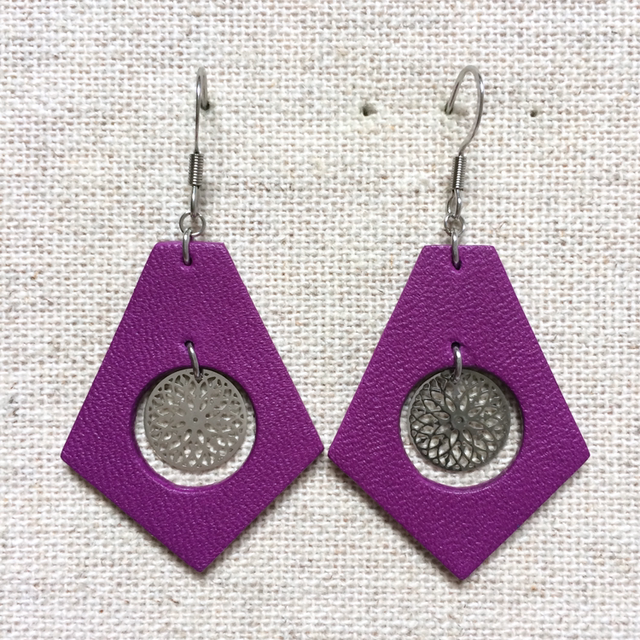 Boucles d’oreilles « Luth » argentées, cuir couleur lilas