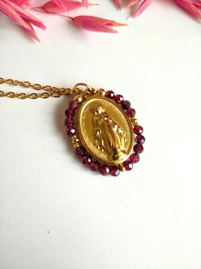 Foi - Collier pendentif médaillon Vierge Marie perles de grenat, acier inoxydable doré 