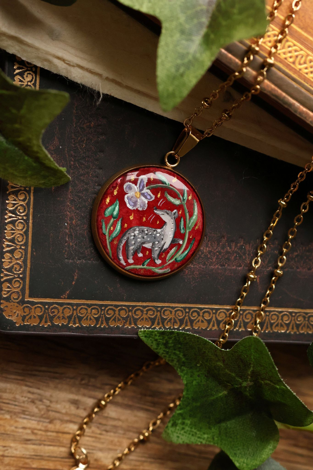 Médaillon Belette médiévale –  peint à la main - acier inoxydable doré -  Avec ou Sans Chaîne