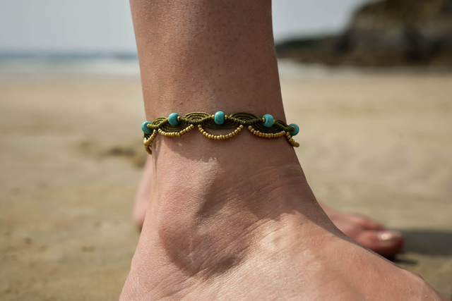 Bracelet de cheville en micro-macramé kaki et perles Turquoise 