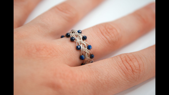 Bague ornée de lapis lazulis facettés