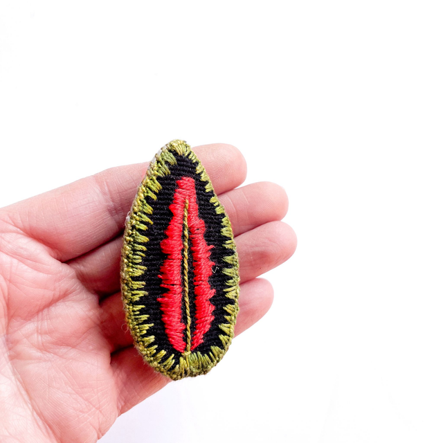 Broche brodée feuille rouge, noir, kaki.