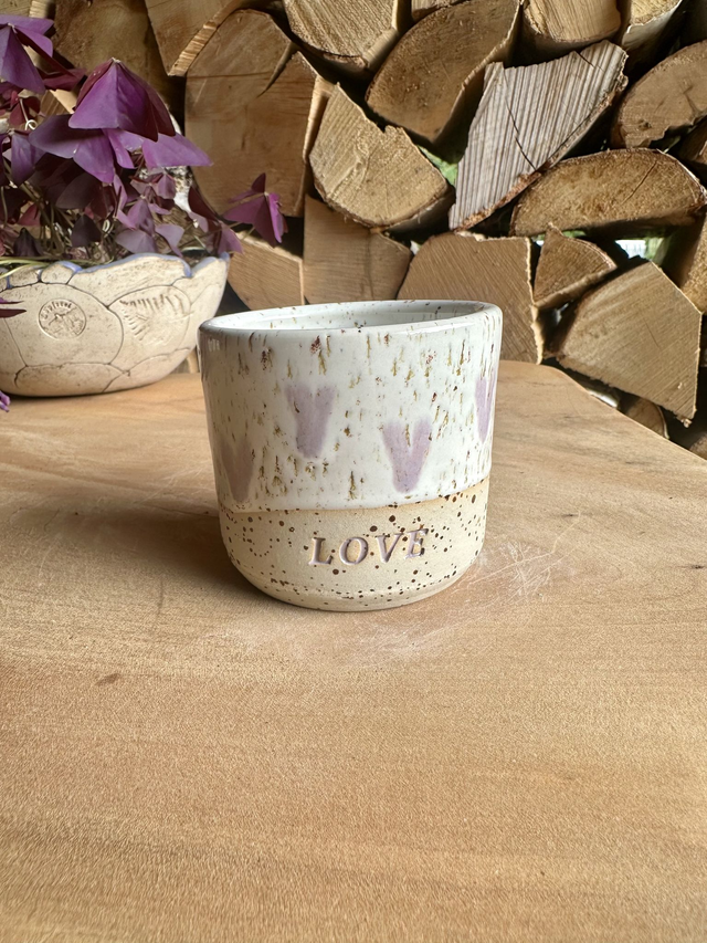 💕 Handgemachter Keramikbecher „LOVE“ – mit Herz & Gefühl