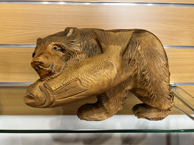 Sculpture ours et poisson en bois 