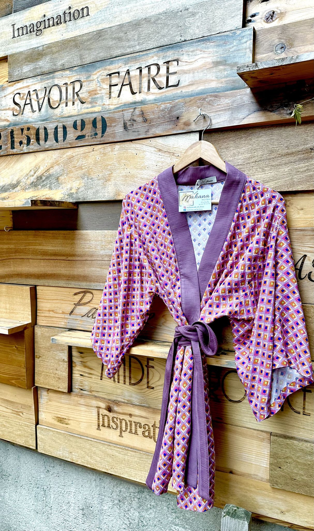 Tunique mauve avec touches de bleu, vert, rose et orange