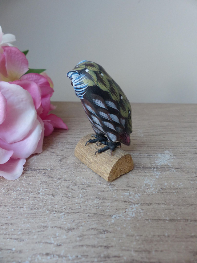 Ancienne petite chouette figurine en bois sculptée sur socle peint main Vintage, Cadeau chouette porte-bonheur décoration bureau campagne
