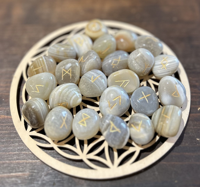 Jeu de runes en agate naturelle