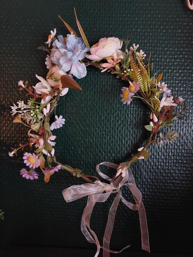 Couronne de fleurs colorées avec un crâne de corbeau en résine 