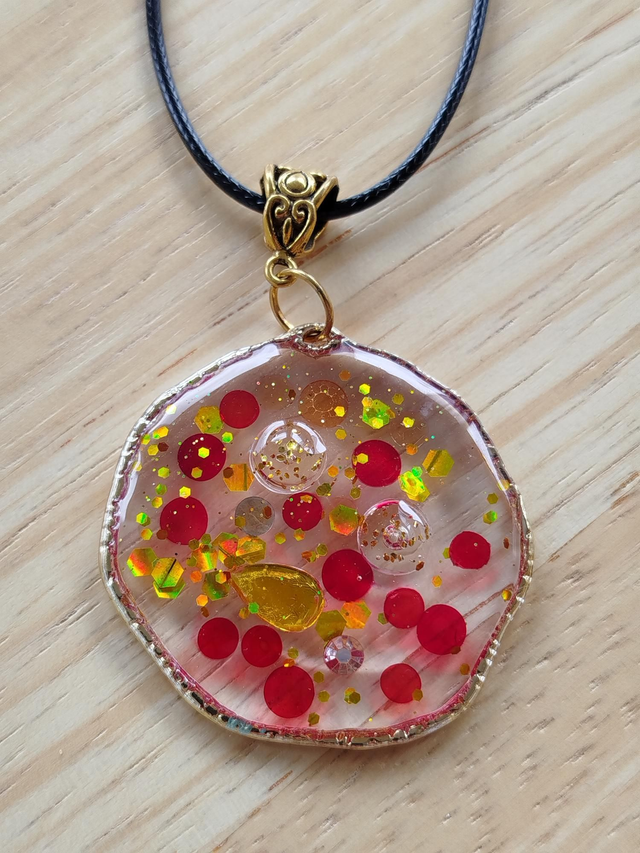 Pendentif résine rouge et or