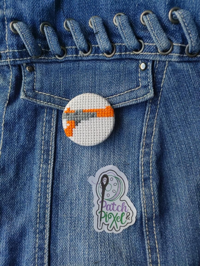 Gun nintend0 Badge ou porte clé brodé à la main pixel art