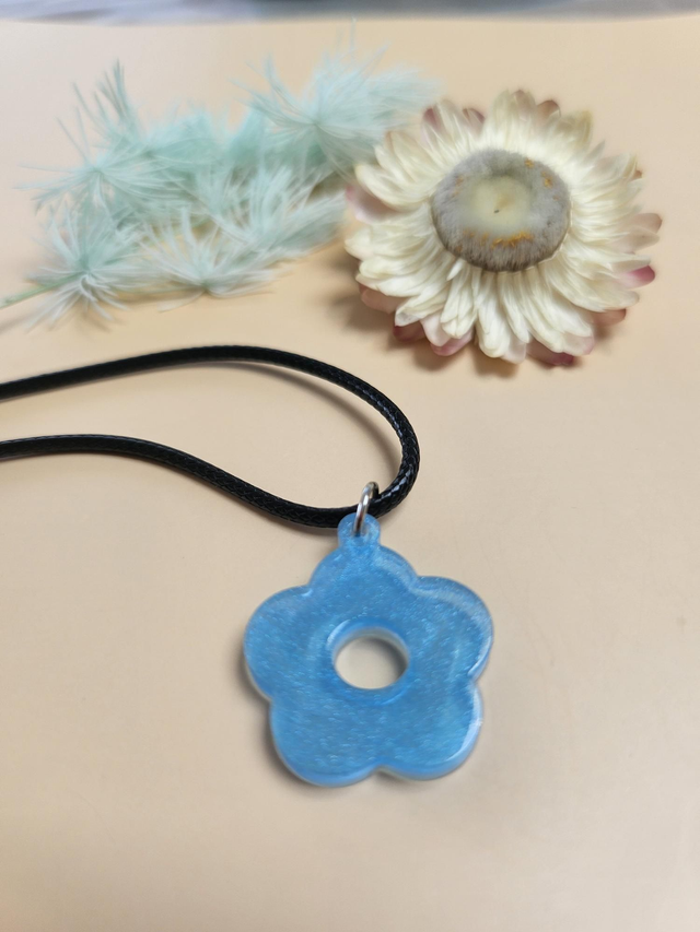 Pendentif en résine - Petite fleur bleue