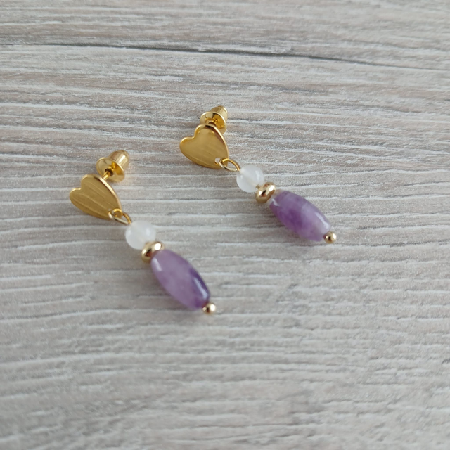 Damesoorbellen met Amethist en Witte Jade – Goudkleurige RVS Stekers met Hartje (1.223)