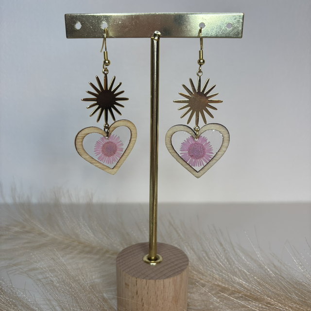 Boucles d’oreilles cœur en bois avec fleur rose