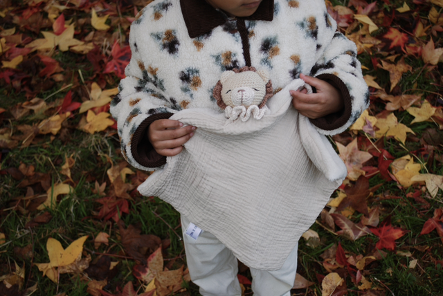 Elyo, doudou lion lange sable