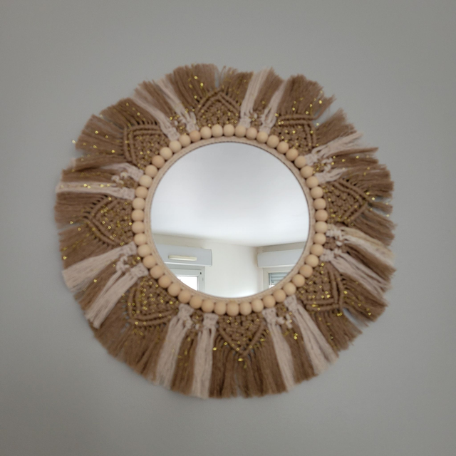 Miroir en macramé.