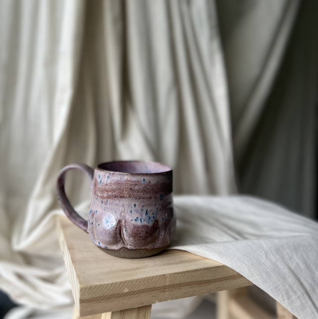 Po-Tasse mit lila Glasur