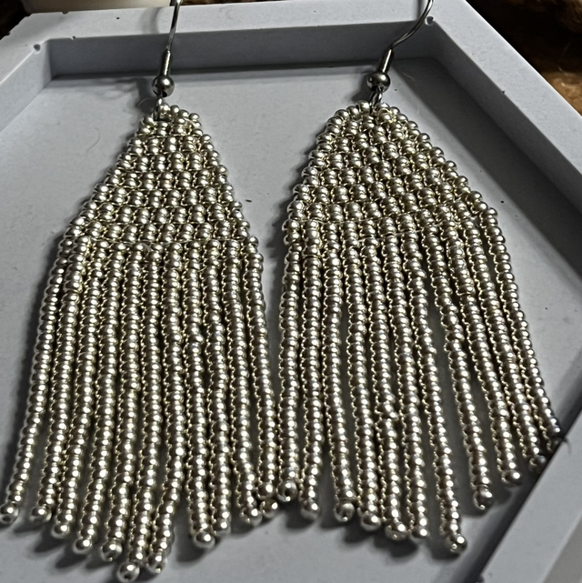 Hopeahuntu helmikorvakorut