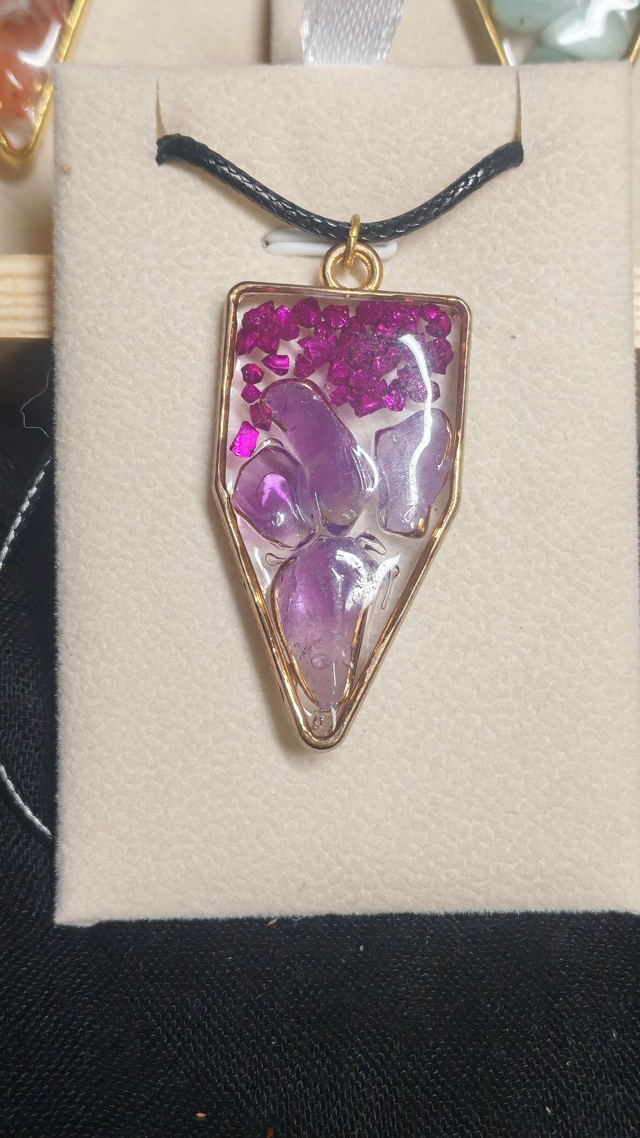 Pendentif pointe en résine