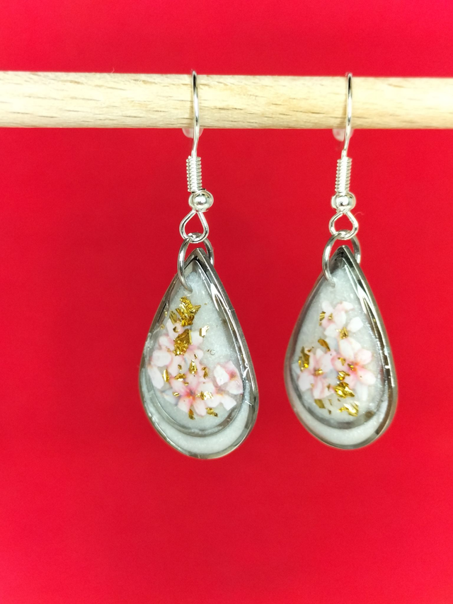 Boucles pendantes forme gouttes, résine blanche, motifs fleurs roses et or