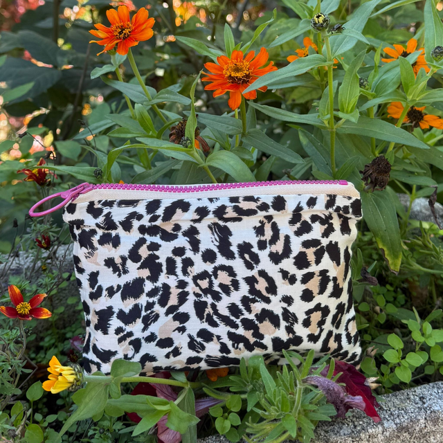 Petite pochette fine à imprimé panthère 