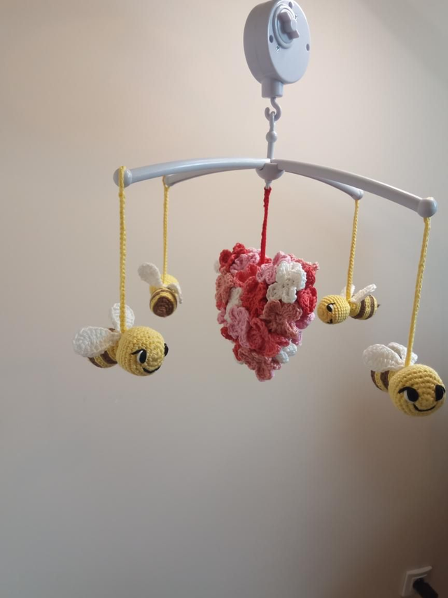 Mobile bébé crochet avec cœur et petites abeilles – décoration chambre bébé – fait main personnalisable