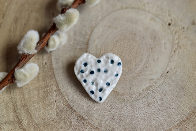 Broche cœur en porcelaine