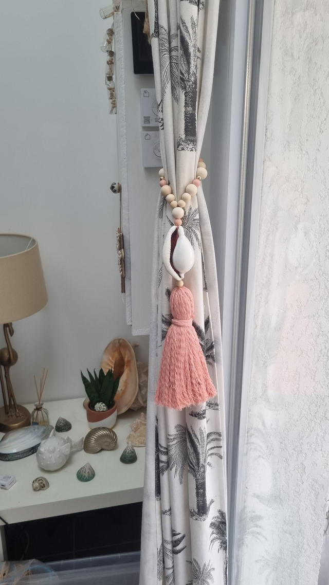 Embrasse coquillage ovula pompon rose 