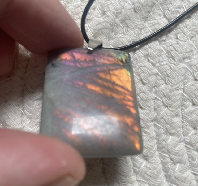 Pendentif original en Labradorite violette de Qualité AA+