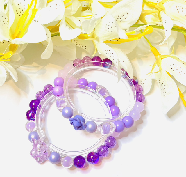 Lavender Whimsy armbandenset – paarse kinderarmbandjes met teddybeer en lavendelroos bedel