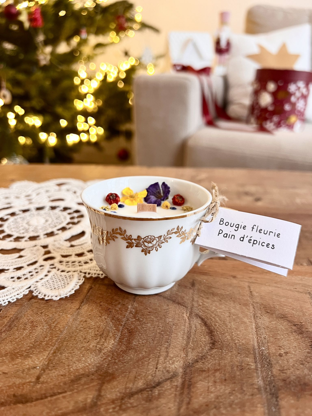 🎄 Bougie Pain d'épices - tasse à café "frise fleurie dorée"