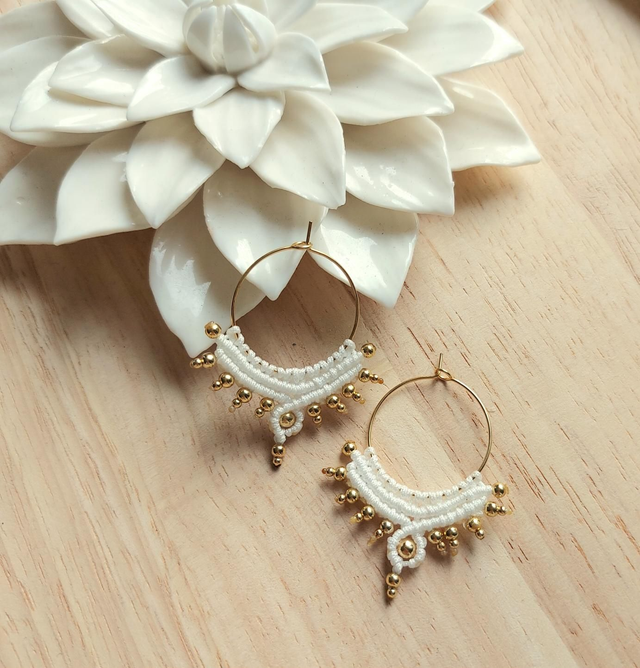 Créoles "India" acier inoxydable doré &amp; micromacramé blanc