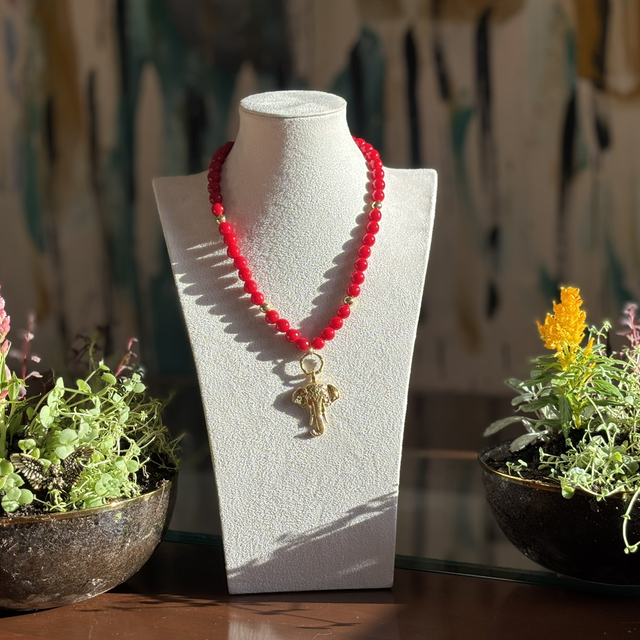 Collar Jaipur – Cristal Rojo & Elefante Enchapado en Oro