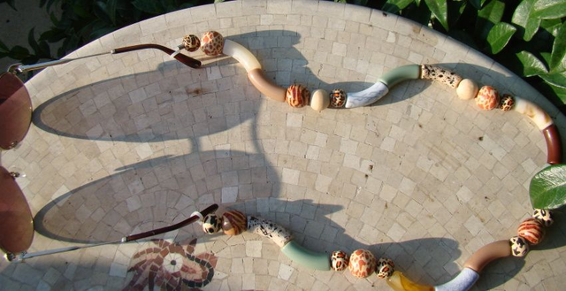 Attache lunettes en perles tubes incurvées Kaaramel