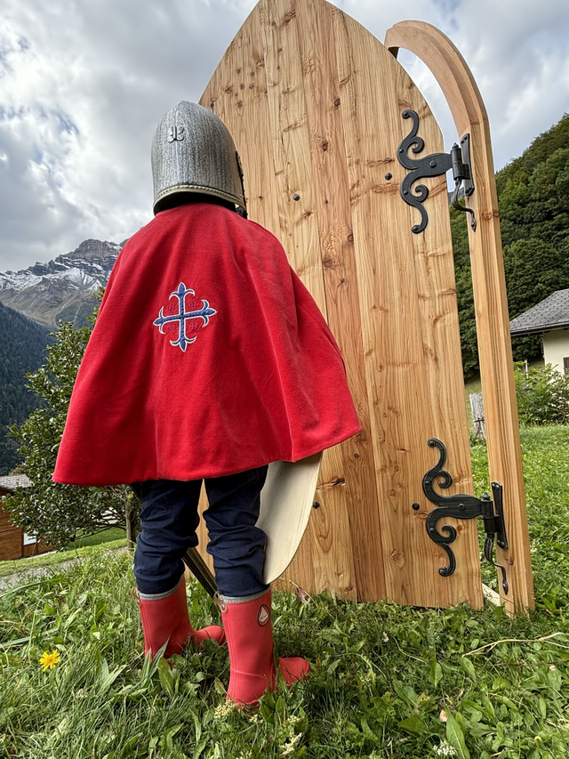 Cape de chevalier rouge broderie croix bleue