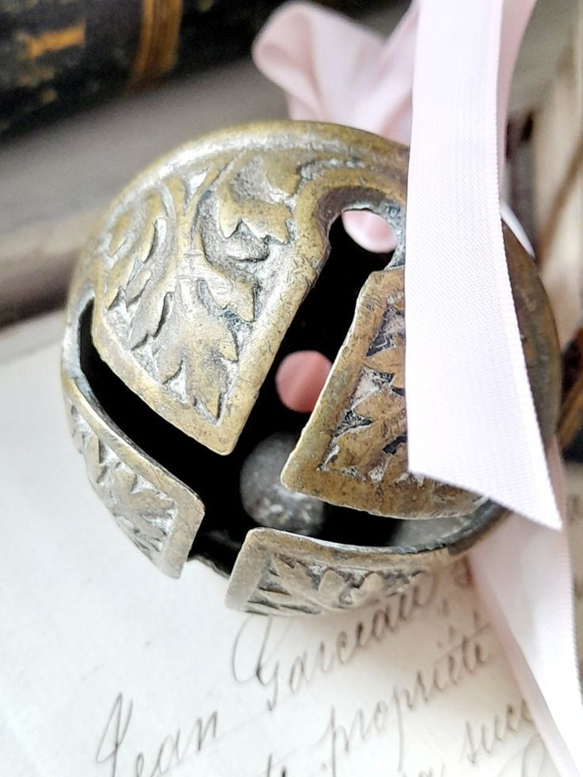 Ancien gros grelot en métal