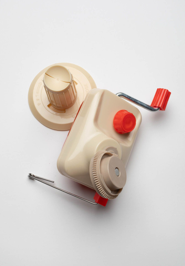 Enrouleur manuel pour pelote de laine