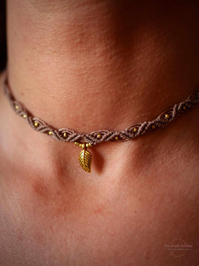 Collier ras de cou en micro-macramé marron