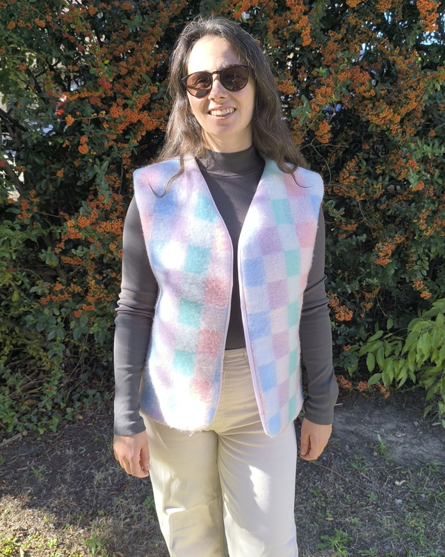 Gilet de berger blanc à carreaux multicolores vertical