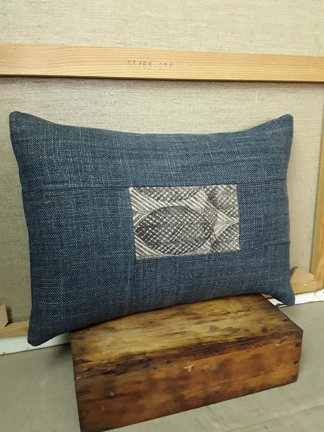 Coussin en lin bleu et pièce de lin façon patchwork teintée à la châtaigne 