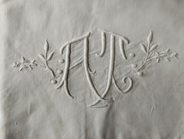 Monogramme AT sur drap avec jour échelle - motifs floraux brodés main