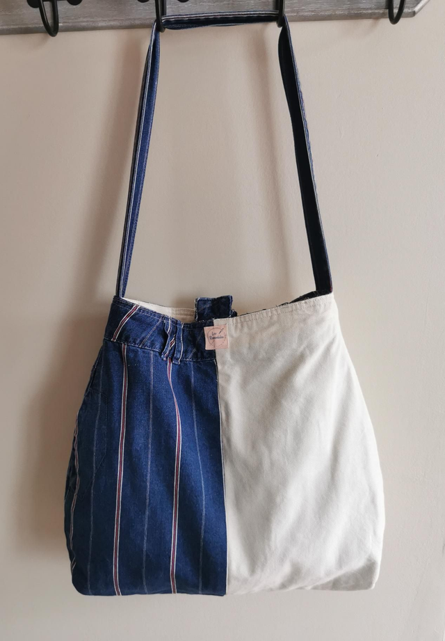 Sac cabas aux courbes souples en jean rayé - Jeu de poches et d'asymétrie 
